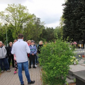 Uczestnicy zwiedzania  przed grobem dziedziców majątku Uścieciec
